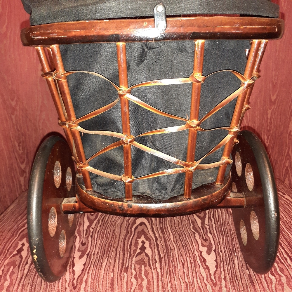 BEAUTIFUL VINTAGE STYLE WICKER AND BLACK LINING CLOTH DOLL STROLLER CARRIAGE - Picture 4 of 10